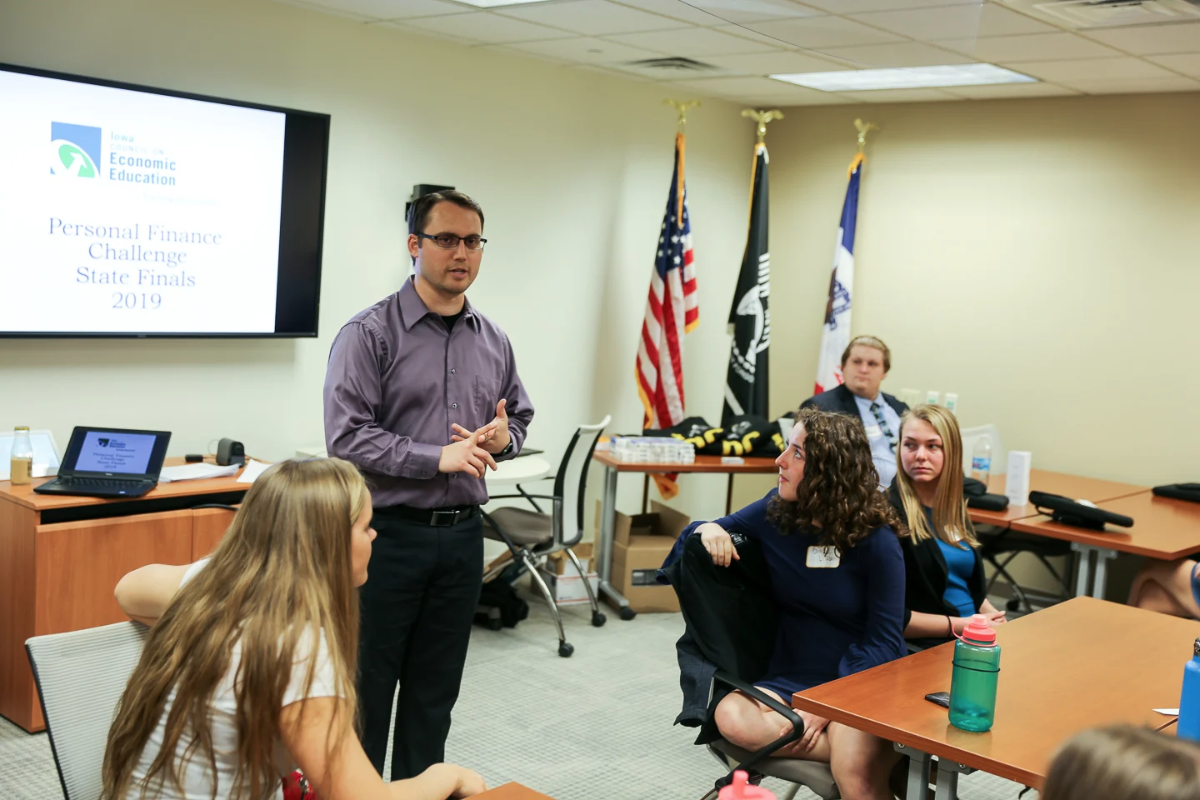 kyle osborne speaking to a classroom of students