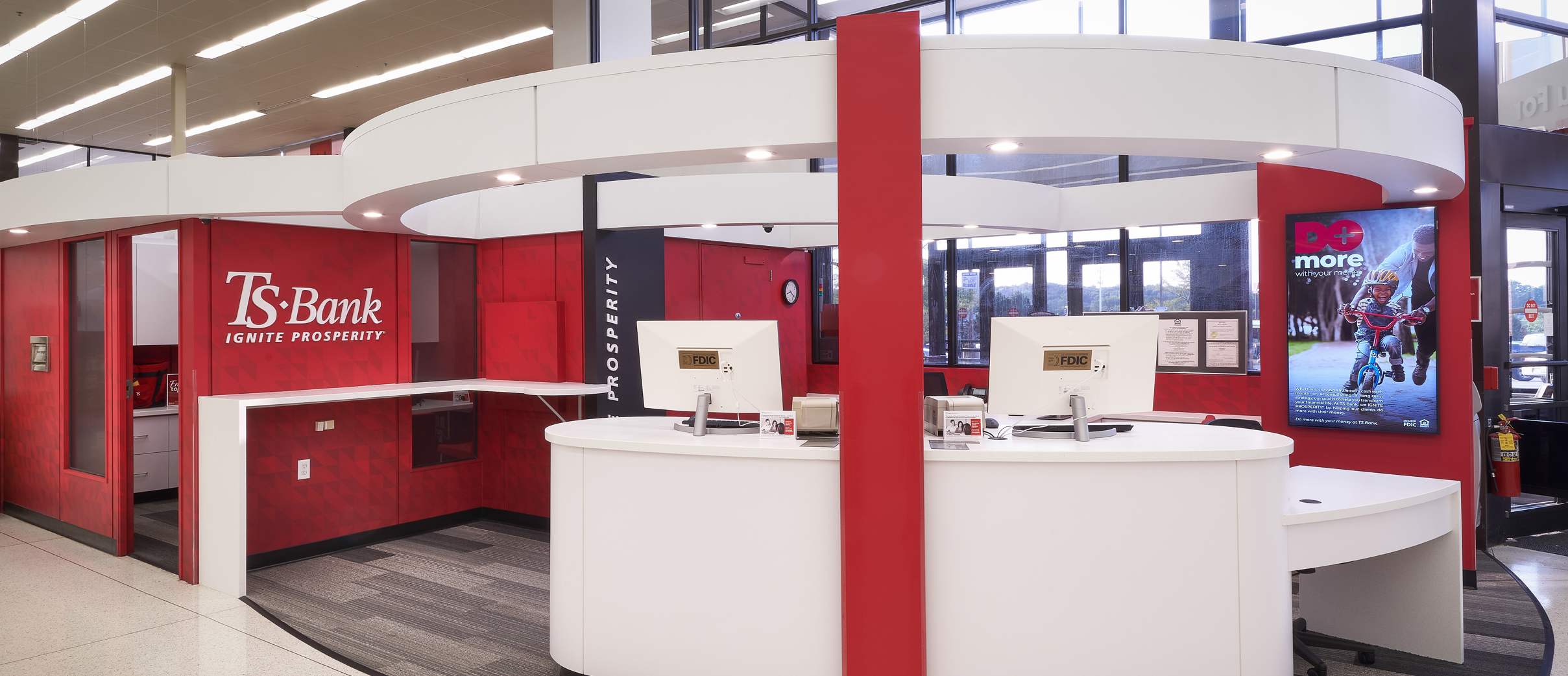 inside of the hy-vee council bluffs location of ts bank